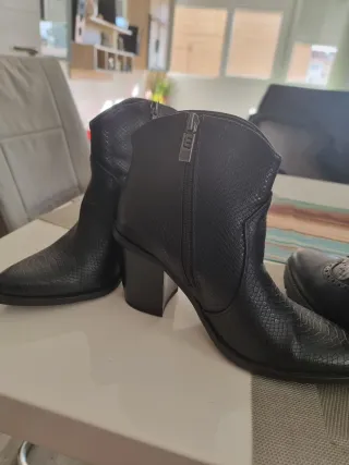 Botines M Negros Piel Serpiente Tacón