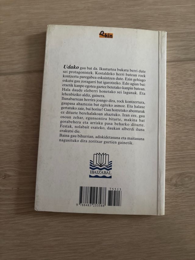A zer gaupasa! (EKIN) (Basque Edition)