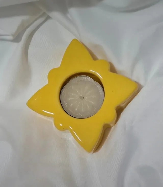 Portacandela a forma di stella in ceramica gialla