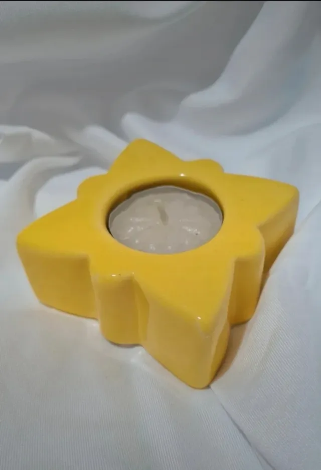 Portacandela a forma di stella in ceramica gialla