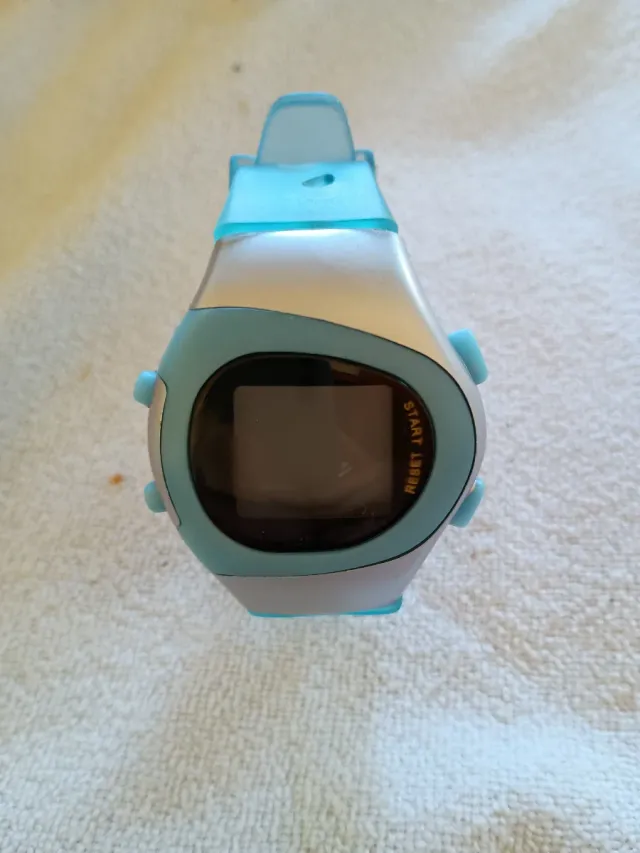 Reloj digital azul y plateado