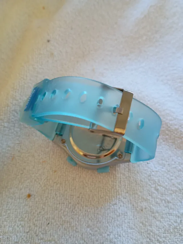 Reloj digital azul y plateado