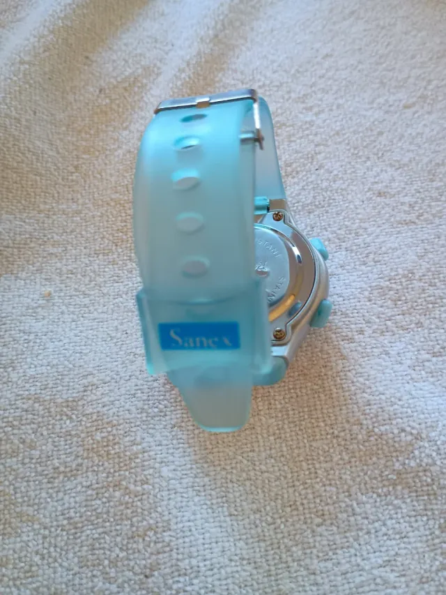 Reloj digital azul y plateado