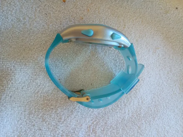 Reloj digital azul y plateado