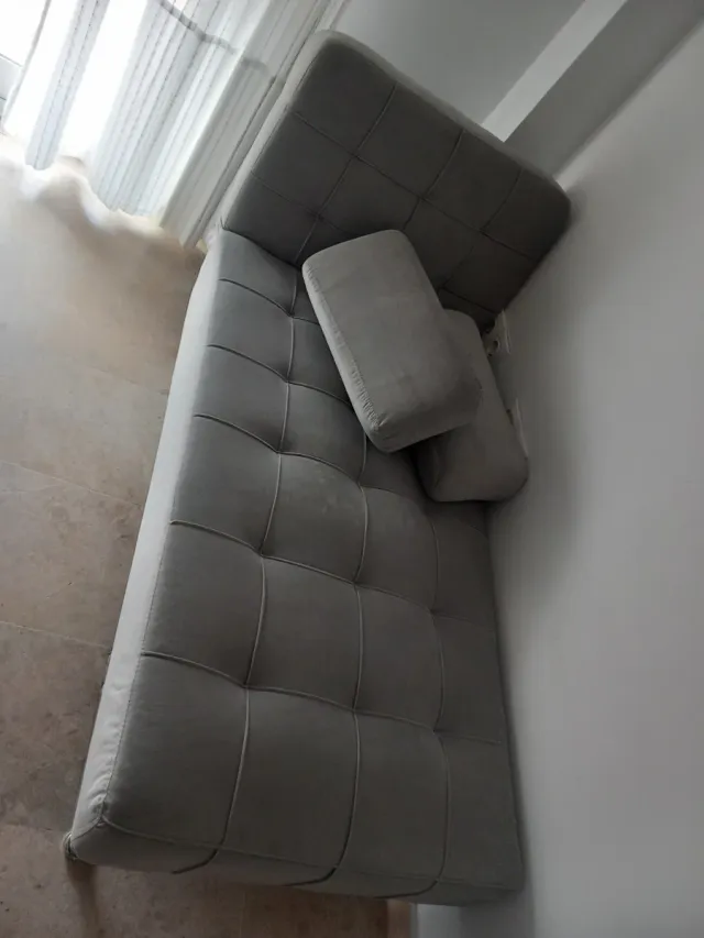 Sofá gris de tela
