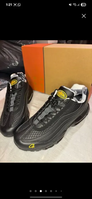 Zapatillas Nike Negras con Detalles Amarillos