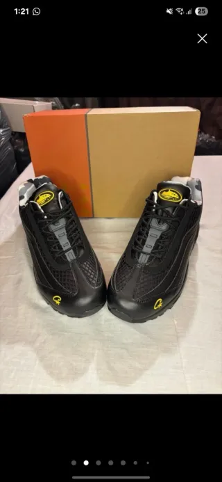 Zapatillas Nike Negras con Detalles Amarillos