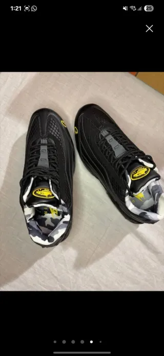 Zapatillas Nike Negras con Detalles Amarillos