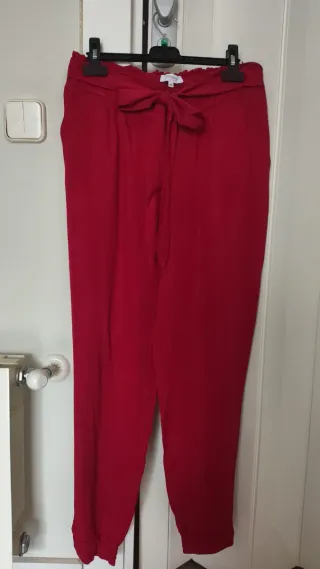 Pantalones rojos con lazo