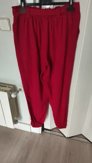 Pantalones rojos con lazo