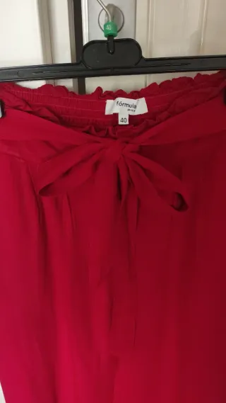Pantalones rojos con lazo