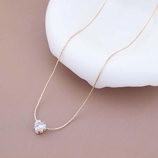 Gargantilla fina dorada y colgante corazón cristal