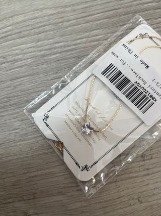 Gargantilla fina dorada y colgante corazón cristal