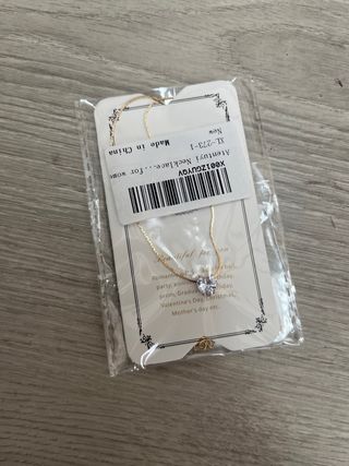 Gargantilla fina dorada y colgante corazón cristal