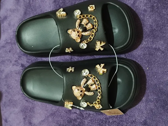 Zapatillas negras con adornos dorados