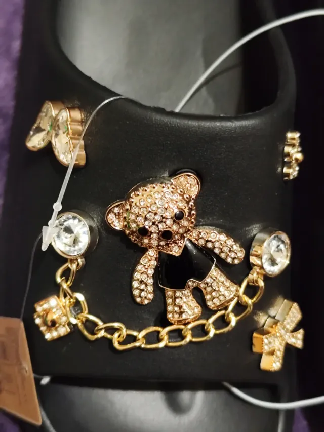 Zapatillas negras con adornos dorados