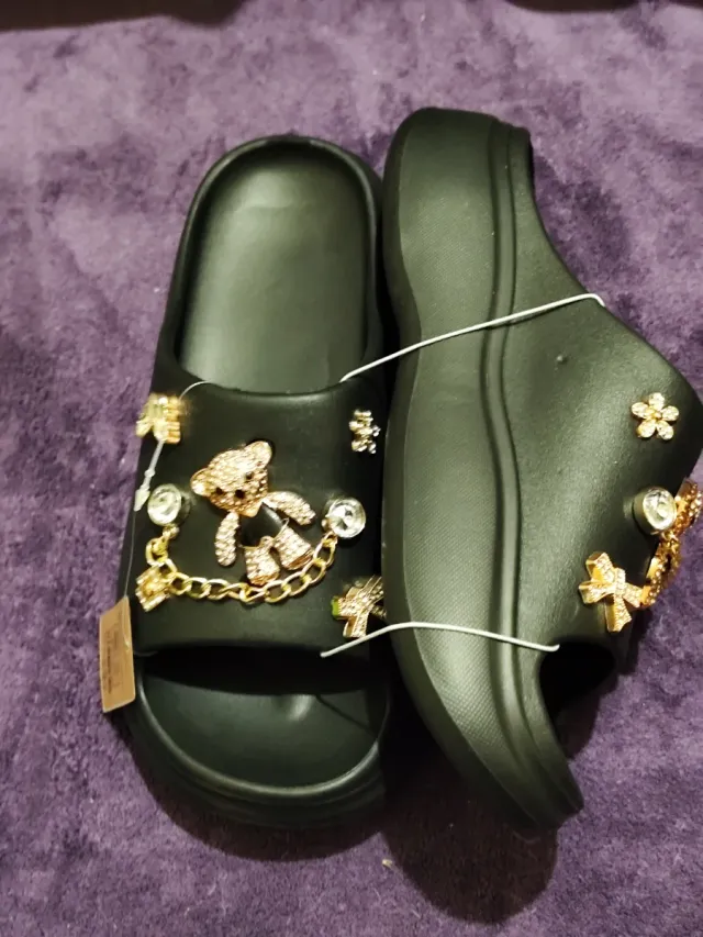 Zapatillas negras con adornos dorados