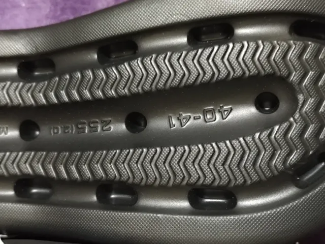 Zapatillas negras con adornos dorados