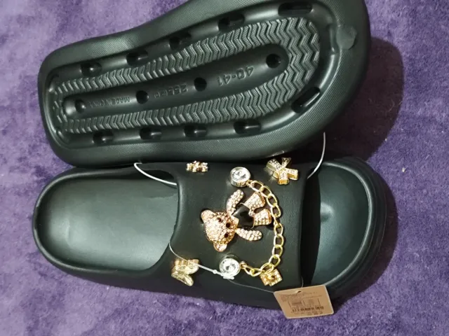 Zapatillas negras con adornos dorados