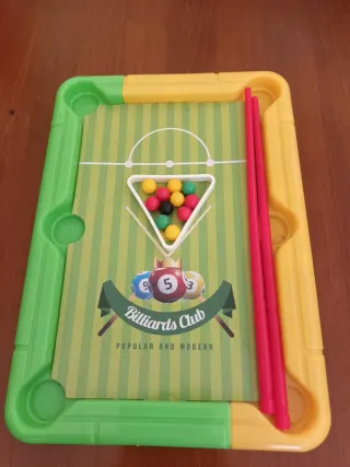 Minibillar con bolas y palos