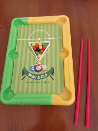 Minibillar con bolas y palos