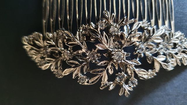 Peineta plateada 8cm con pedrería