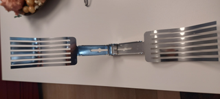 Pinza per tagliare pane e arrosti