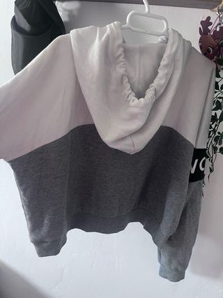 Sudadera gris con capucha