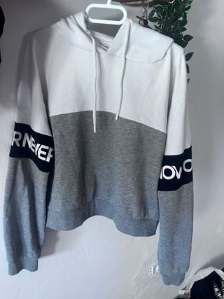 Sudadera gris con capucha