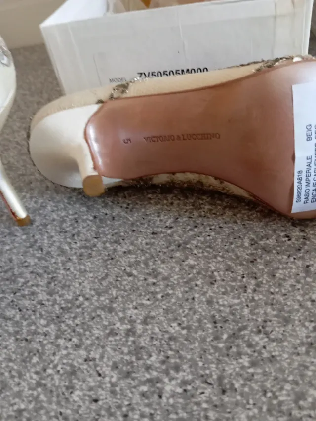 Zapatos de boda plateados y blancos