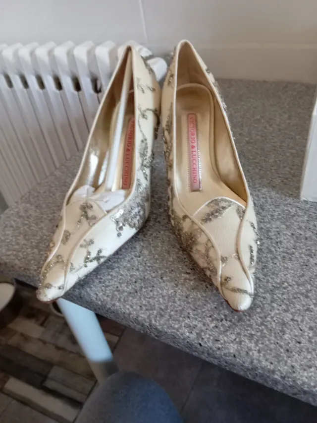 Zapatos de boda plateados y blancos