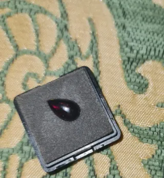 Ópalo negro con destellos rojos