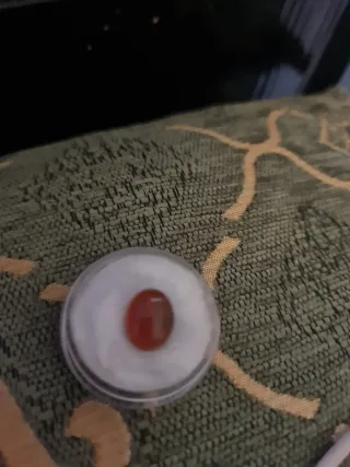 Ópalo negro con destellos rojos