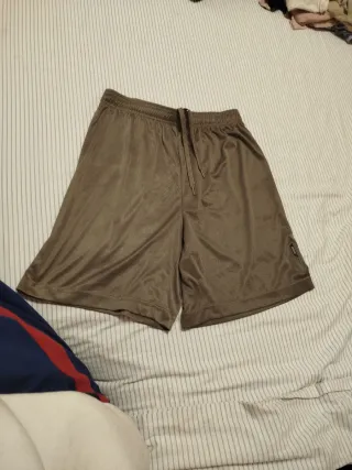 Pantalón corto deportivo marrón