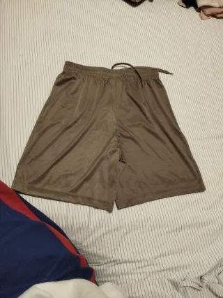 Pantalón corto deportivo marrón