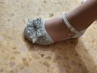 Zapatos plateados talla 34 con lazo y brillos