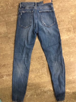 Vaqueros Stradivarius rotos talla 36