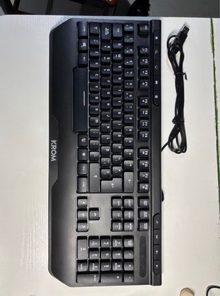 Tastiera Krom nera e cuffie