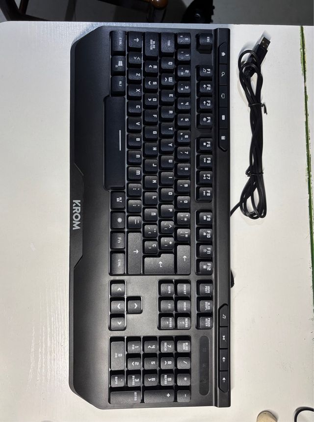 Tastiera Krom nera e cuffie