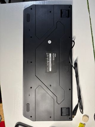 Tastiera Krom nera e cuffie