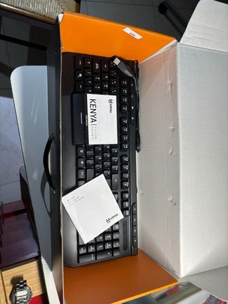 Tastiera Krom nera e cuffie