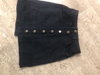 Falda Stradivarius negra botones