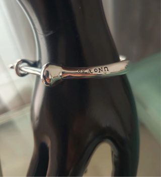 Pulsera grillete, Uno de 50