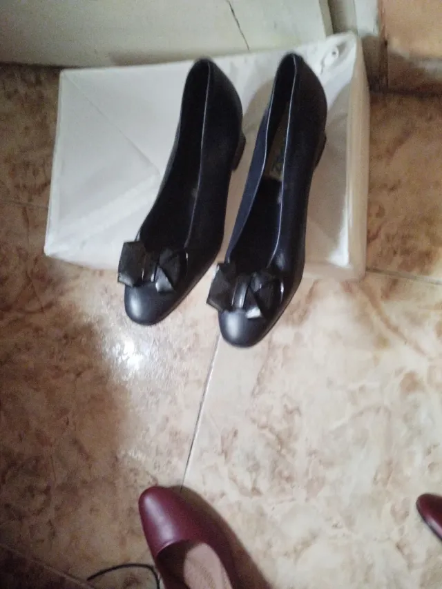 Zapatos de tacón con lazo azul marino