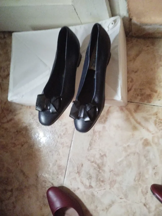 Zapatos de tacón con lazo azul marino