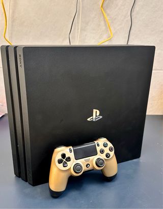 PlayStation 4 Pro mas Mando Dorado Excelente estad