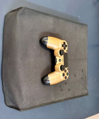 PlayStation 4 Pro mas Mando Dorado Excelente estad