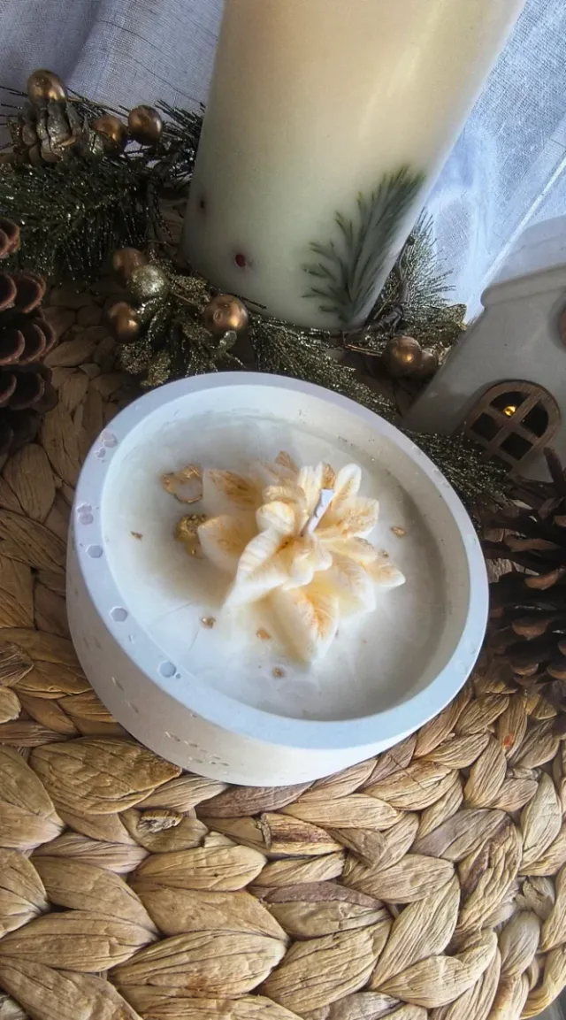 Vela artesanal flor de pascua dorada
