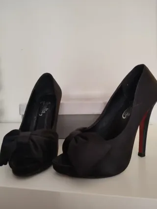 Zapatos de fiesta negros con lazo