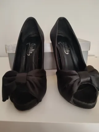 Zapatos de fiesta negros con lazo